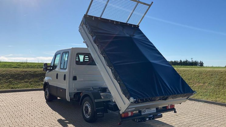 Iveco Daily mit Dreiseitenkipper, Leiterträger und Abdeckplane