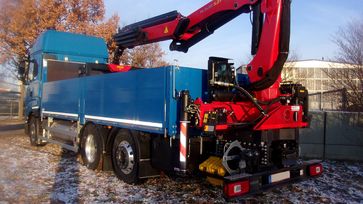 Iveco Stralis mit Baustoffpritsche und Palfinger PK 24.001 Ladekran