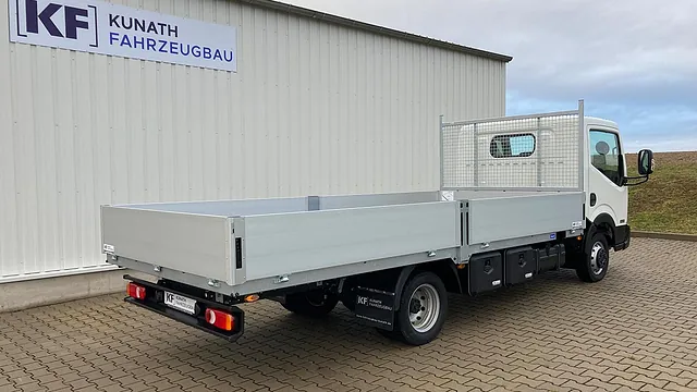 Nissan NT400 mit Pritsche und Mittelrunge