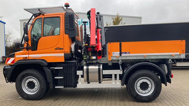 Unimog mit Dreiseitenkipper und Palfinger PK 7.501 Ladekran
