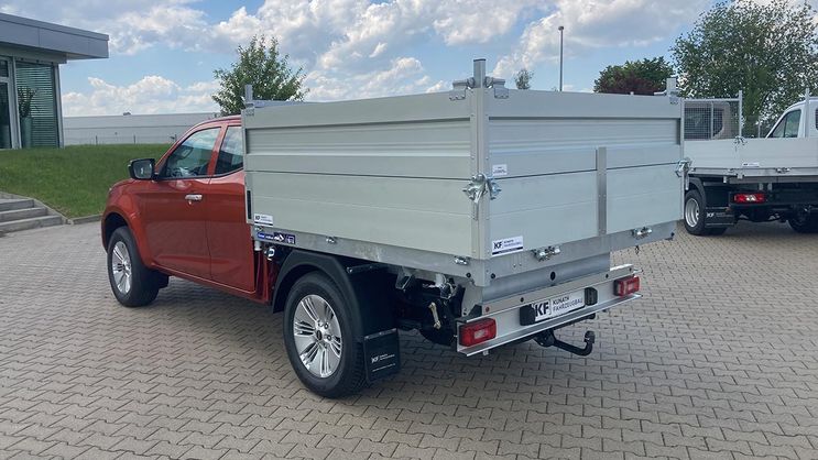 Isuzu D Max mit Dreiseitenkipper und Häckselaufsatz