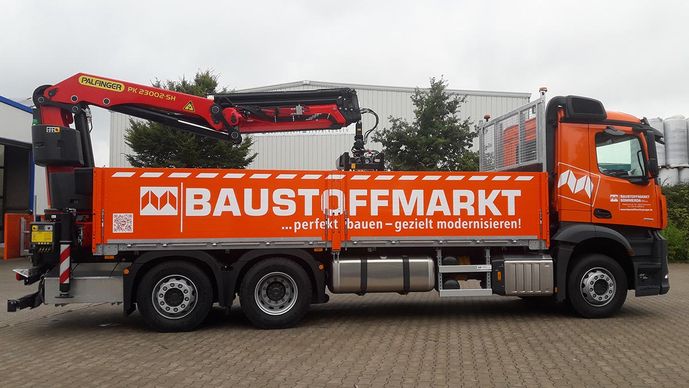 MB Actros mit Baustoffpritsche und Palfinger PK 23.002 Ladekran
