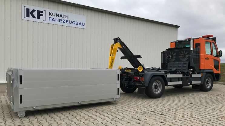 Kunath Abrolleraufbau mit STACS Container von Kunath Fahrzeugbau GmbH in Roßwein & Döbeln
