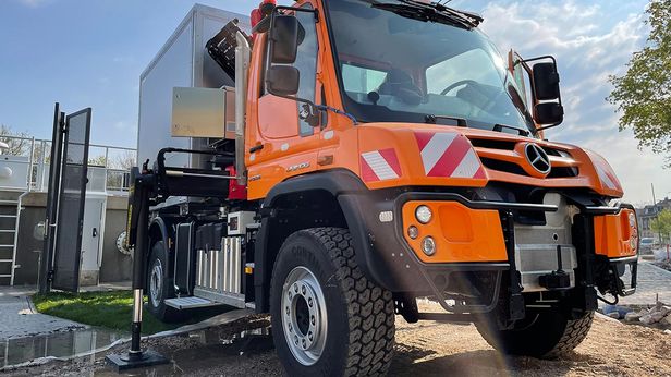 Unimog mit Palfinger-Ladekran und Welchselsystem Gerätekoffer, Pritsche