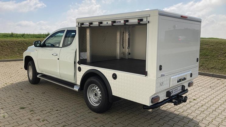 Mitsubishi L200 mit Systemkoffer und Auszug