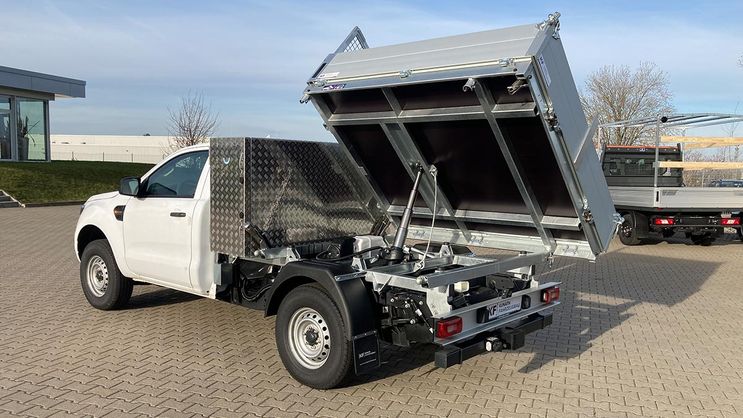 Ford Ranger mit Dreiseitenkipper, Leiterträger und Werkzeugschrank