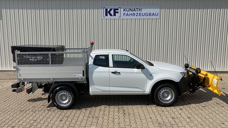 Isuzu D Max mit Schneepflug und Aufbaustreuer