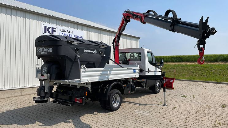 Iveco Daily mit Palfinger Ladekran, Schneepflug Midweight und Streuer Pro2000 1