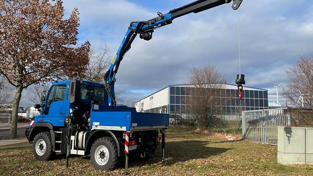 Unimog mit Pritsche, Palfinger PK 5.501 Ladekran und Grab Greifer