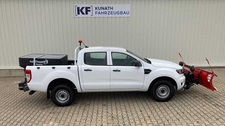 Ford Ranger mit Schneepflug und Aufbaustreuer