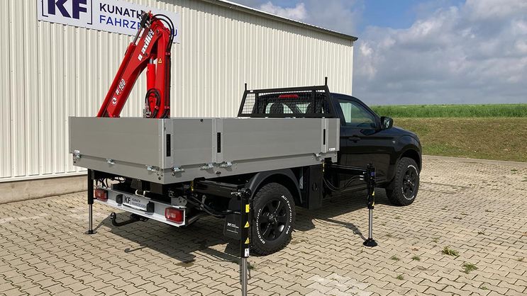 Isuzu D Max mit Pritsche und Ladekran
