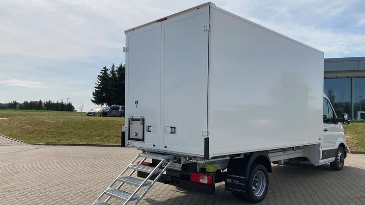 VW Crafter mit Koffer, Hecktüren, Klappe in der Hecktür und Treppe