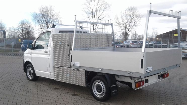 Volkswagen Transporter mit Pritsche, Werkzeugboxen und Leiterträgersystem