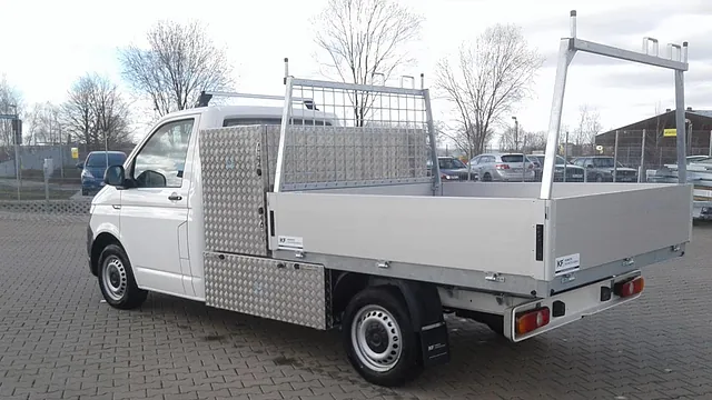 Volkswagen Transporter mit Pritsche, Werkzeugboxen und Leiterträgersystem