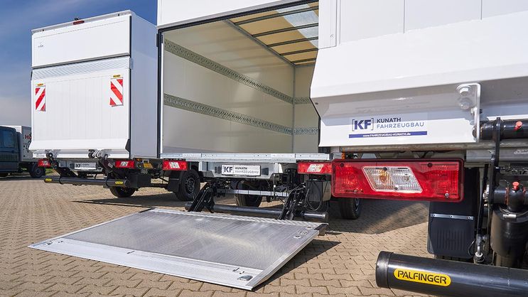 Ford Transit mit Koffer und Ladebordwand