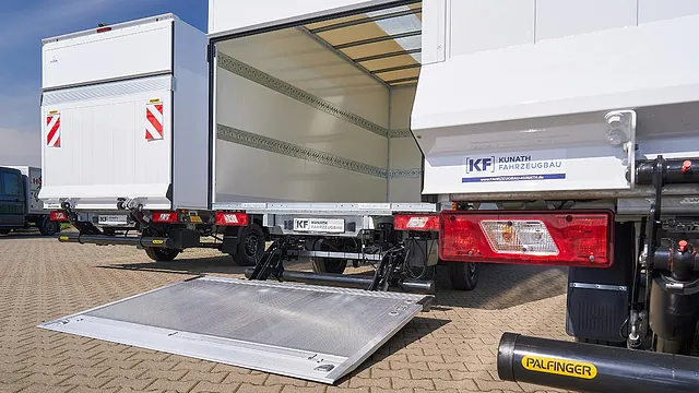 Ford Transit mit Koffer und Ladebordwand