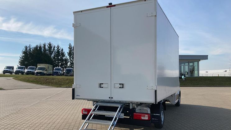 VW Crafter mit Koffer, Hecktüren und ausziehbarer Treppe