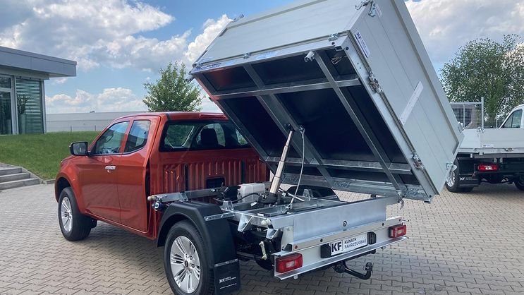Isuzu D Max mit Dreiseitenkipper und Häckselaufsatz