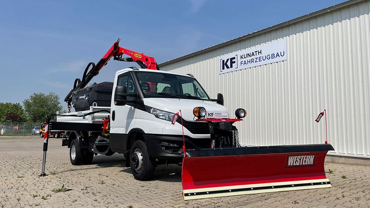 Iveco Daily mit Palfinger Ladekran, Schneeschild Midweight und Streuer Pro2000