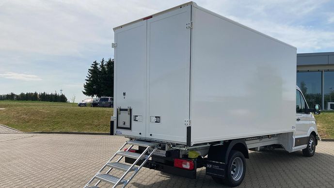 VW Crafter mit Koffer, Hecktüren, Klappe in der Hecktür und Treppe