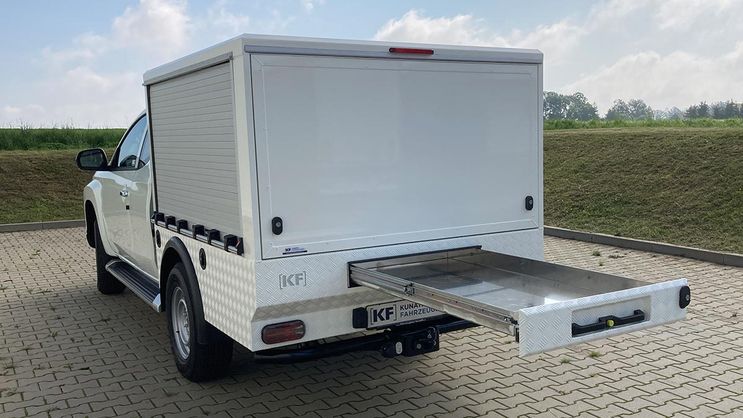 Mitsubishi L200 mit Systemkoffer und Auszug