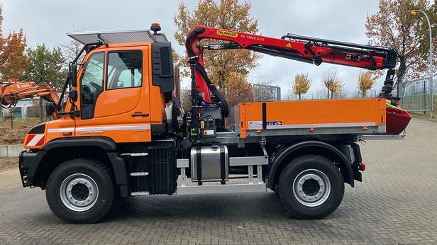 Unimog mit Dreiseitenkipper und Palfinger PK 7.501 Ladekran