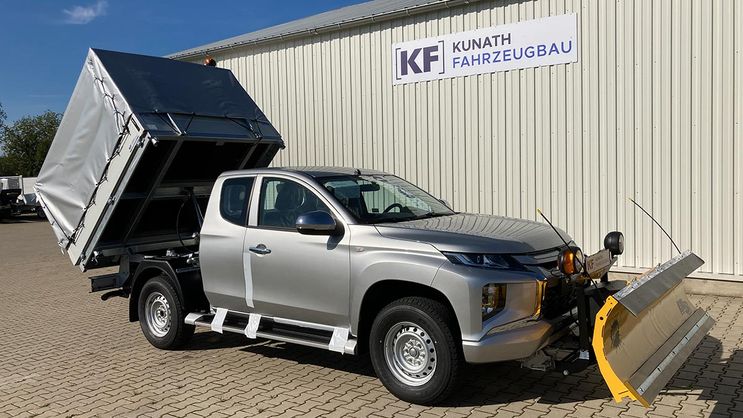 Mitsubishi L200 mit Dreiseitenkipper, Plane- und Spriegelaufbau und Schneepflug