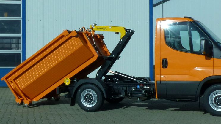 Kunath Abrolleraufbau mit STACS Container von Kunath Fahrzeugbau GmbH in Roßwein & Döbeln