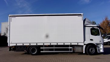 Curtainsider mit Ladebordwand