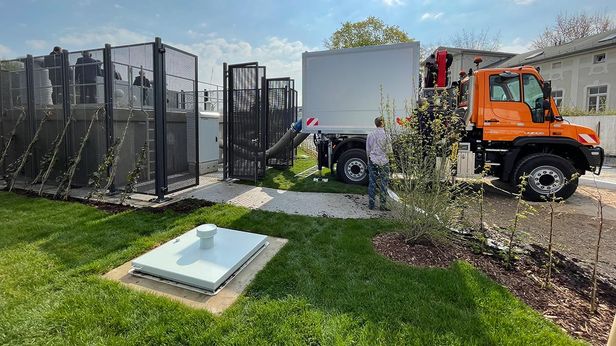 Unimog mit Palfinger-Ladekran und Welchselsystem Gerätekoffer, Pritsche