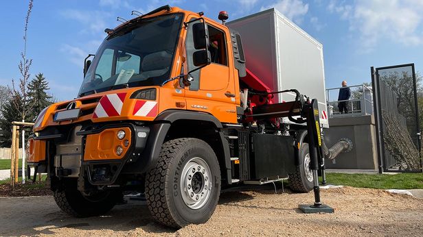 Unimog mit Palfinger-Ladekran und Welchselsystem Gerätekoffer, Pritsche