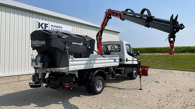 Iveco Daily mit Palfinger Ladekran, Schneepflug Midweight und Streuer Pro2000 1