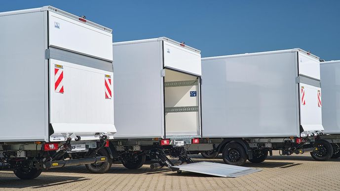 Ford Transit mit Koffer und Ladebordwand
