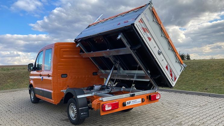 VW Crafter mit Umbausatz Dreiseitenkipper, Bordwanderhöhung, Leiterträger und Abdeckplane