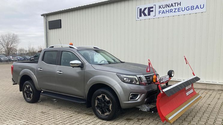 Nissan Navara mit Schneeschild