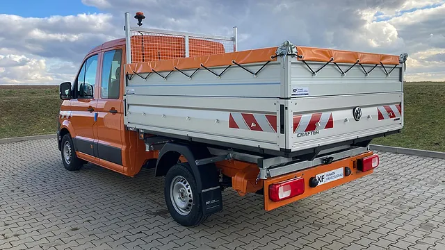 VW Crafter mit Umbausatz Dreiseitenkipper, Bordwanderhöhung, Leiterträger und Abdeckplane